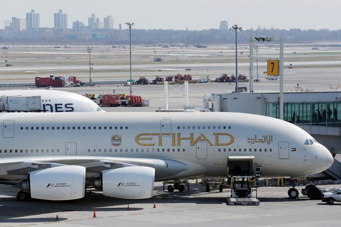 Letališka družba Etihad na letališču v Abu Dabiju preizkuša kioske, ki bodo pri prijavi na polet pri potnikih iskali znake, ki bi lahko kazali na okužbo, in zahtevali dodatno medicinsko kontrolo. | Foto: Reuters