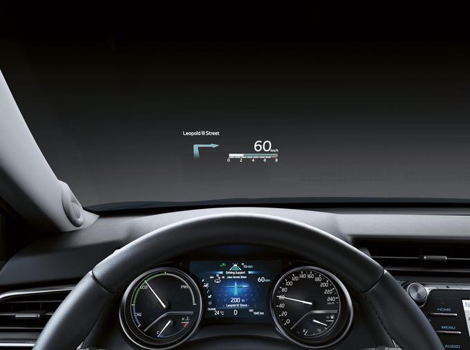 Voznik ima odličen nadzor nad podatki prek projekcijskega zaslona in zaslona med okroglima merilnikoma.
 | Foto: Toyota