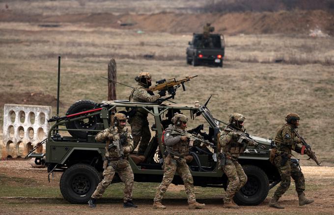 Po načrtu šefa Nata Marka Rutteja bi morale članice zavezništva za dostojno pokrivanje obrambnih potreb prispevati vsaj 3,6 odstotka domačega proizvoda, kar v primeru Slovenije pomeni 2,4 milijarde evrov na leto. | Foto: Reuters