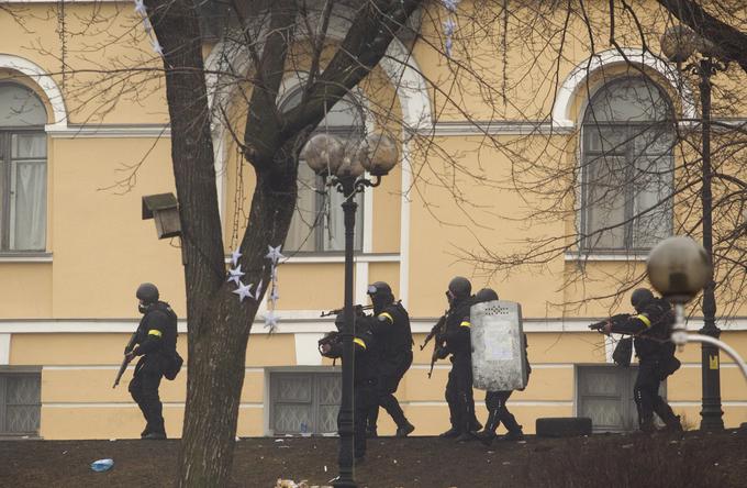 Provladne policijske in vojaške sile so ob podpori ruskih specialcev poskušale razgnati protestnike. | Foto: Reuters