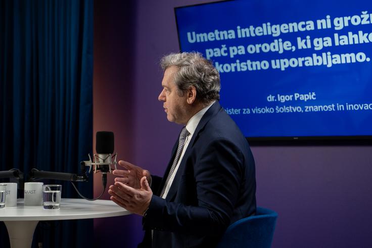 Minister je opozoril, da umetna inteligenca danes pogosto prevzema krivdo za prakse, ki so se uveljavile že z družbenimi omrežji in digitalnim oglaševanjem, pri čemer se večina ljudi sploh ne zaveda, kako natančne profile je mogoče sestaviti iz navidezno generičnih podatkov. | Foto: Liam Toni Šironjič