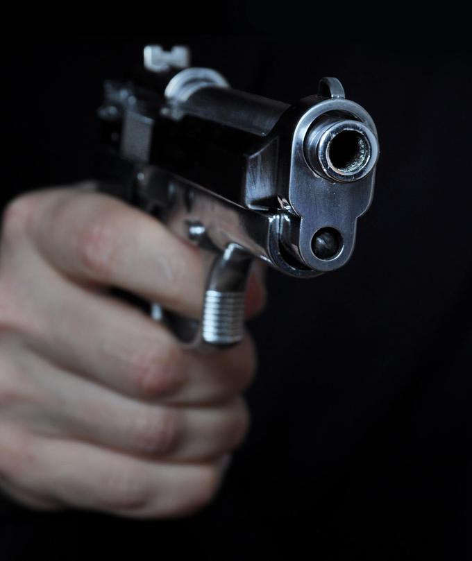 Kaj je pognalo 33-letnika, da je s pištolo začel streljati po naselju, bo policistom najbrž razložil, ko se ohladi v priporu.  | Foto: Getty Images