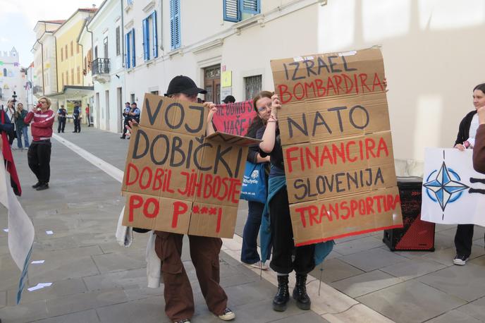 protest Koper, ladja Borkum | Fotografija je iz majskega protesta v Kopru..  | Foto STA