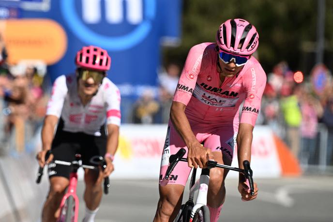 Isaac del Toro | Richard Carapaz in Isaac del Toro sta zmago na Giru prepustila Simonu Yatesu. | Foto Reuters