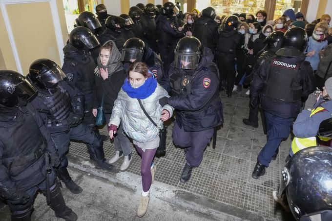 Novi ruski zakon o deportacijah nezakonitih migrantov bo še posebej oster do tujcev, ki bi lahko sodelovali pri organizaciji protestov. Na fotografiji prizor s protivojnega protesta v Sankt Peterburgu marca 2022.  | Foto: Guliverimage