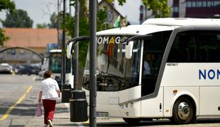 Voznik avtobusa zavrnil potnico z e-skirojem. "To je malo za lase privlečeno"