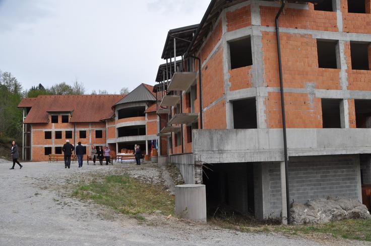 Če govorimo samo o razpoložljivih posteljah, je teh več, kot kažejo podatki. "Posamezni domovi so zaradi pomanjkanja delavcev že morali postopoma zmanjšati namestitvene zmogljivosti z zapiranjem bivalnih enot oziroma oddelkov," je povedal Sahernik in dodal, da se zavedajo, da gre za skrajen ukrep, ki pa se mu žal ni mogoče več izogniti, če želijo zaščititi obstoječe zaposlene, stanovalcem pa zagotavljati varno in kakovostno oskrbo ter zdravstveno nego. | Foto: STA