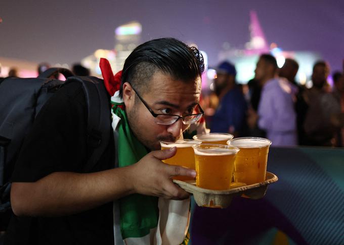 Navijači so se pritoževali, ker ob nogometnih stadionih ni stojnic s pivom. | Foto: Reuters