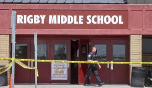 Učenka šestega razreda iz nahrbtnika potegnila pištolo in ranila tri osebe