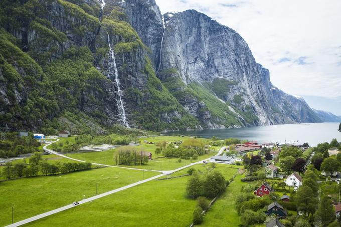 Pred gradnjo ceste je bilo mogoče do vasice priti le s čolnom ali ladjo. Poleg obiska ceste priporočamo tudi to možnost, saj je obala norveških fjordov prečudovita. | Foto: Red Bull