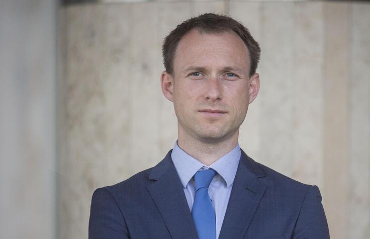 Bruselj bi z "odpustkom" slovenski strani v določeni meri izgubil verodostojnost, "še posebej ker je javen signal pogajalcev na drugi strani mize precej bolj populističen, kot bi bilo za resna pogajanja in dosego rešitve primerno", meni analitik Matej Šimnic. | Foto: Matej Leskovšek