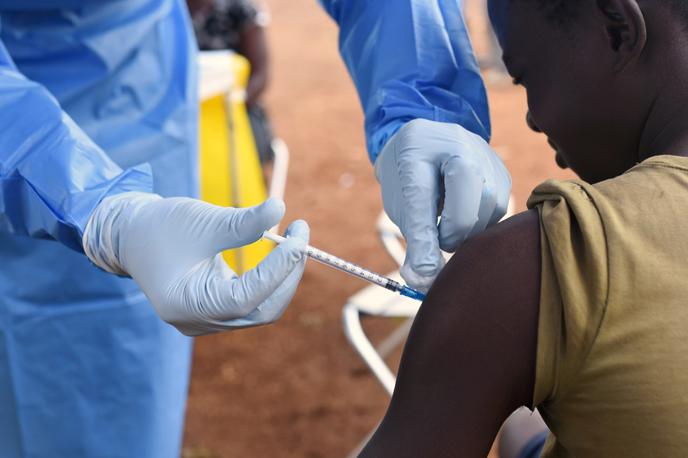 Ebola, cepljenje | Za zadnji izbruh ebole je odgovoren redek sev bundibugyo, za katerega trenutno ni odobrenega cepiva ali zdravil. | Foto Reuters