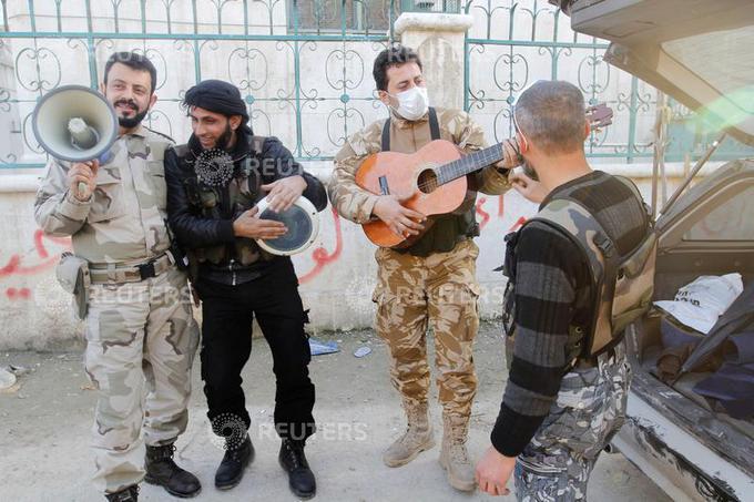 Sirija ni samo asociacija nemirov in vojne. Sirija je tudi umetnost, je glasba, želja po mirnejšem toku življenja. | Foto: Reuters