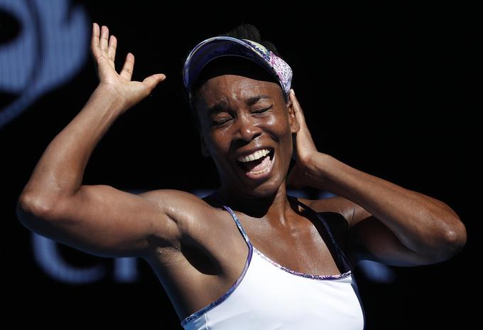 Venus Williams je v prvem polfinalu po treh nizih premagala 11 let mlajšo rojakinjo Coco Vandeweghe. | Foto: Reuters