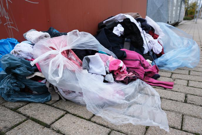 Razkrivamo, koliko oblačil v resnici zavržemo Slovenci.