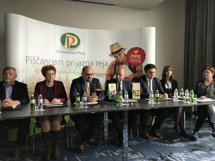 Na okrogli mizi so sodelovali dr. Aleš Kuhar, agrarni ekonomist, Tibor Šimonka, predsednik uprave Perutnina Ptuj, mag. David Visenjak, glavni izvršilni direktor za komercialo v Perutnini Ptuj, Brigita Vindiš Zelenko, direktorica PC Živa proizvodnja in PC Krmila v Perutnini Ptuj, Andrej Tkalec, direktor Perutninarske zadruge Ptuj, Katarina Jevšjak, svetovalka na Zbornici kmetijskih in živilskih podjetij pri GZS in Petra Šubic, urednica portala Finance Agro. | Foto: 