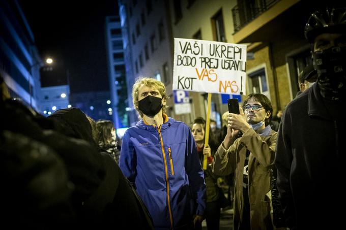 Eden od protestov proti epidemiološkim ukrepom v Ljubljani.  | Foto: Ana Kovač