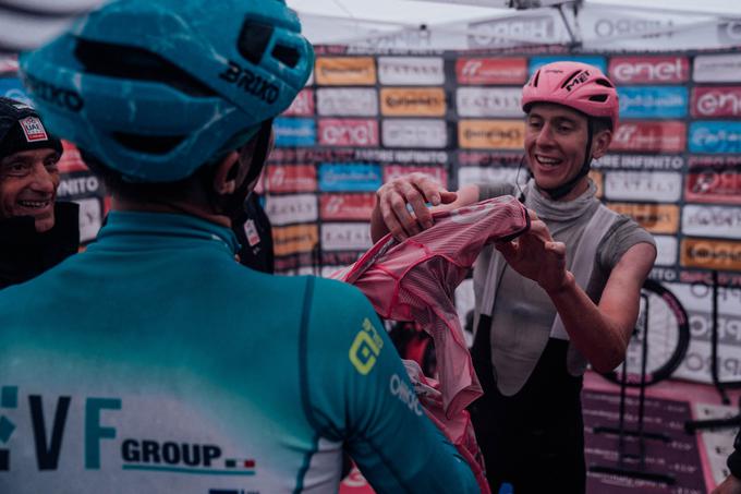 Najmlajši kolesar na letošnjem Giru Giulio Pellizzari je včeraj osvojil izjemno 2. mesto, prehitel ga je zgolj njegov vzornik Tadej Pogačar, ki mu je po etapi podaril očala in rožnato majico.  | Foto: LaPresse