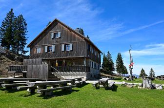 Dom na Menini planini (1453 m)