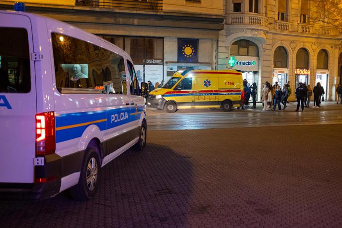 Množičen pretep v Zagrebu, policija, reševalno vozilo, Hrvaška | Policija po množičnem pretepu varuje območje okoli trga. | Foto Pixsell/Hrvoje Kostelac
