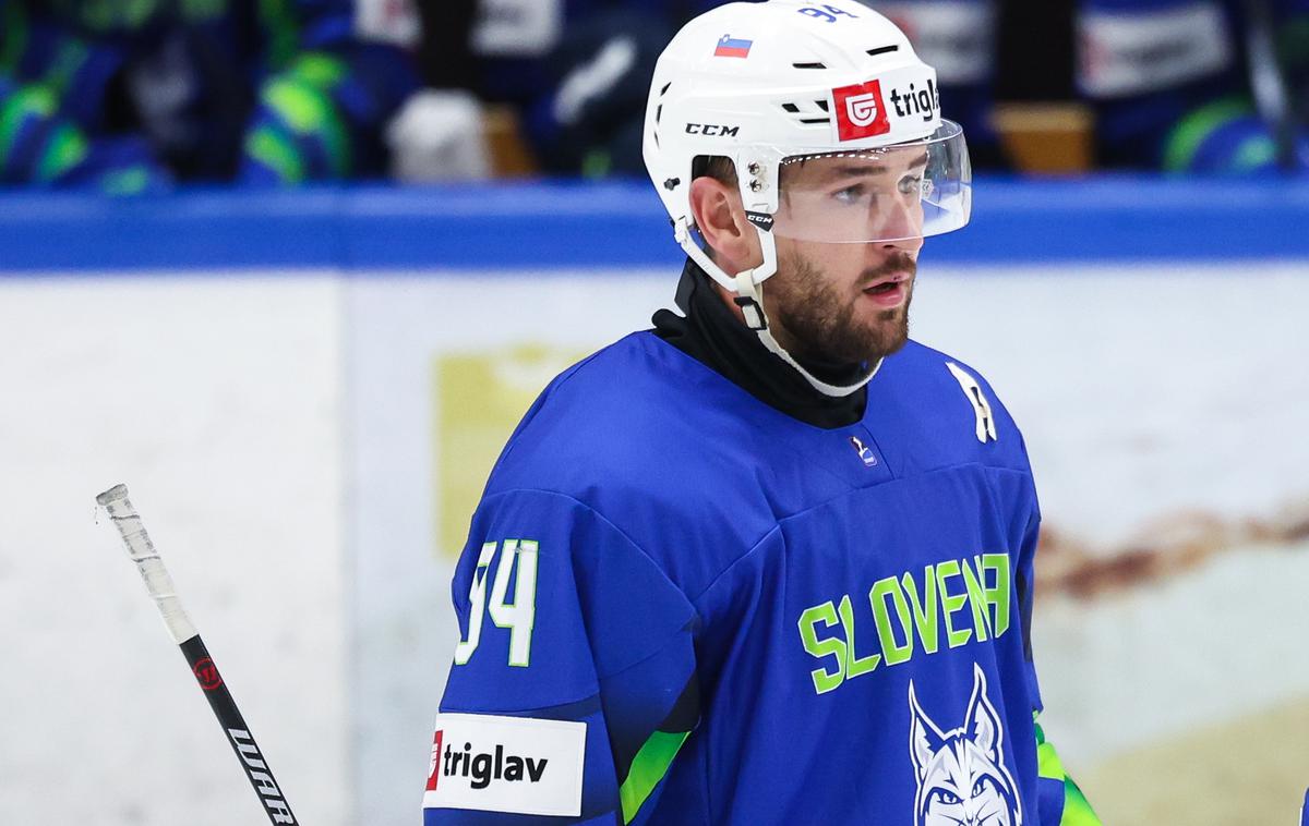 Slovenska hokejska reprezentanca : Avstrija, Rok Macuh | Rok Macuh je na poletni reprezentančni akciji utrpel pretres možganov, ki je krojil njegovo klubsko sezono. Zdaj se je vrnil v reprezentanco, s katero bo konec tedna prvič zaigral na članskem prvenstvu elitne skupine A. | Foto www.alesfevzer.com