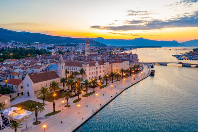 Trogir, Šibenik, Hrvaška, hrvaška obala, morje, Jadran, Jadransko morje | Hrvaška je postala dražja od svojih dveh največjih tekmic – Španije in Grčije, kjer so cene v istem obdobju zrasle le za od 15 do 20 odstotkov. Zaradi visokih cen izgublja ugled kot cenovno dostopna turistična destinacija. | Foto Shutterstock