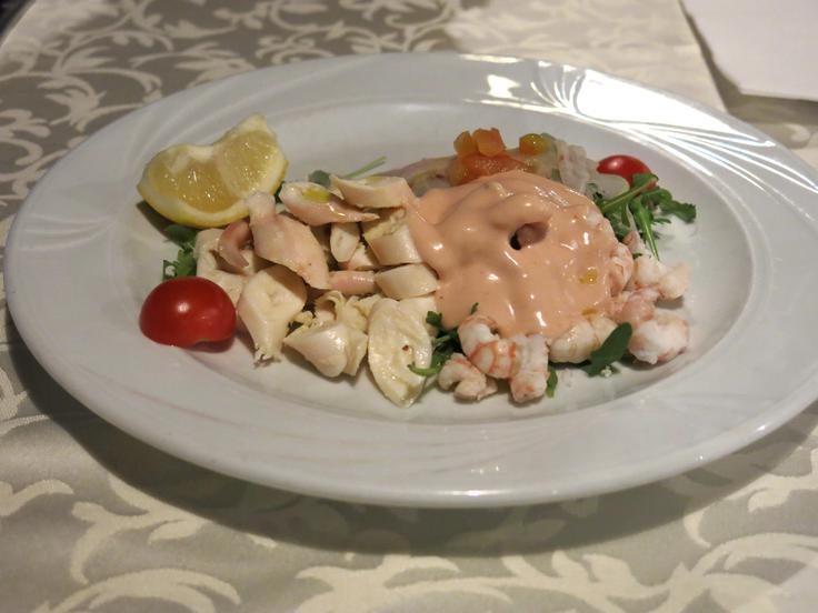 Morski tris: hobotnica, škampi in ribji karpačo | Foto: Miha First