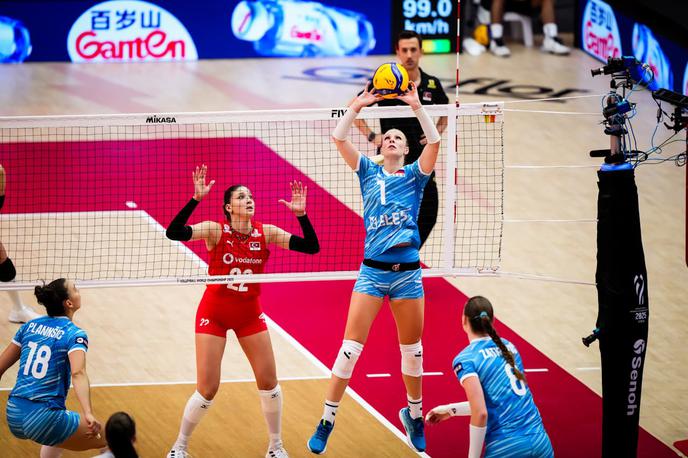 slovenska ženska odbojkarska reprezentanca : Turčija, svetovno prvenstvo | Slovenke so v osmini finala izgubile proti Turčiji, proti kateri so se v prvem in drugem nizu odlično upirale. | Foto Volleyball World