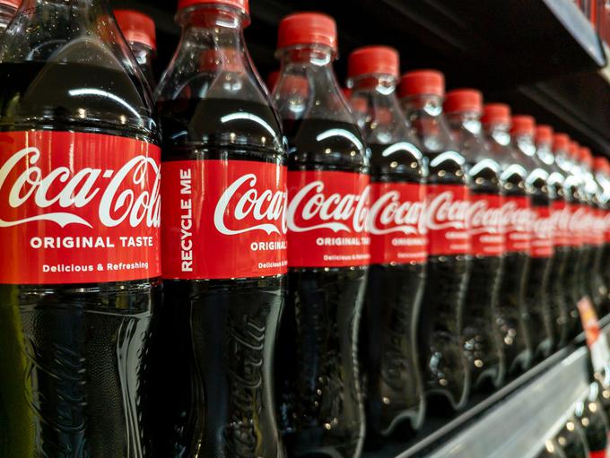 Podjetje Coca-Cola se je ob objavi informacije o odpoklicu pijač kupcem opravičilo in jih pozvalo, naj njihovih izdelkov ne zaužijejo oziroma naj jih vrnejo na prodajna mesta, za kar bodo dobili povračilo denarja. | Foto: Shutterstock