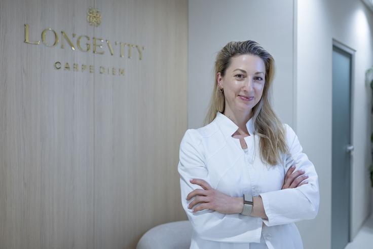 Mirjana Sredojević je izjemno delovna in aktivna tudi na področju raziskav. Starša sta ji vsadila prepričanje, da je treba v življenju trdo delati in vračati družbi.  | Foto: Ana Kovač