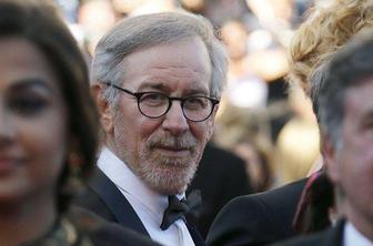 Steven Spielberg se bo lotil predelave romana Sadovi jeze