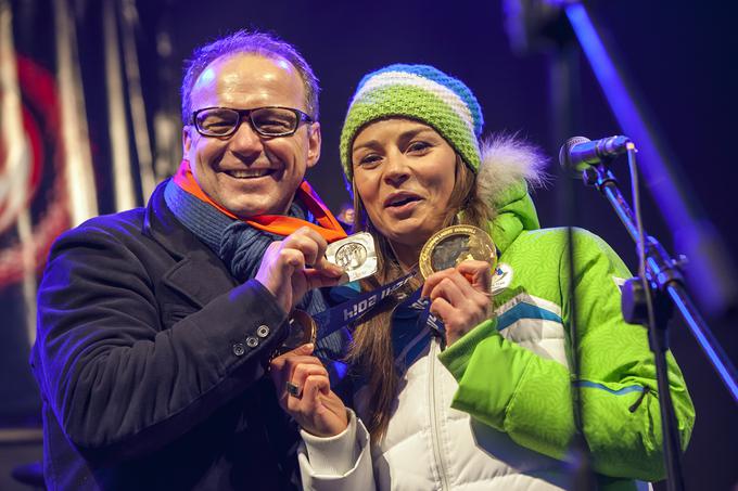 Jure Franko je na valentinovo leta 1984 v Sarajevu osvojil prvo medaljo za Jugoslavijo na zimskih olimpijskih igrah. Na fotografiji je s Tino Maze, ki jo je presenetil ob njenem prihodu s Sočija, kjer je osvojila dve zlati olimpijski medalji. | Foto: Mediaspeed