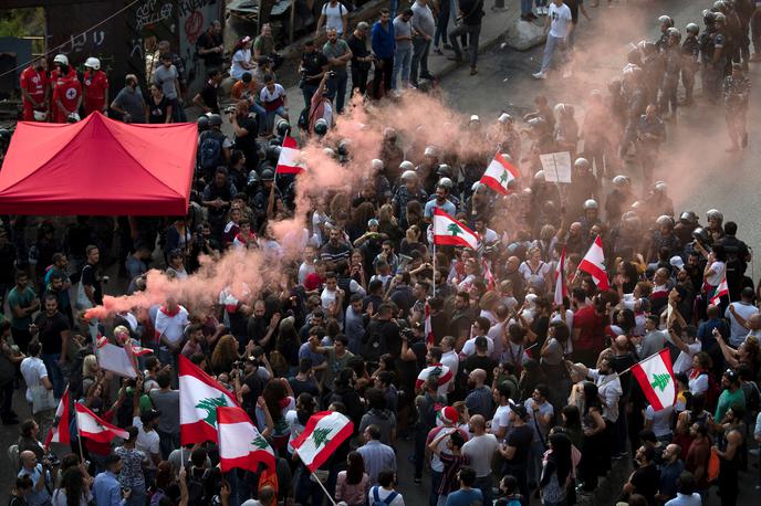 Libanon, protest | Protestniki v Libanonu že vse od 17. oktobra zahtevajo odstop celotne politične garniture, ki jo obtožujejo sistematične korupcije. Po 20. oktobru, ko se je na ulicah Bejruta in številnih drugih mestih zbralo na sto tisoče protestnikov, je število protestnikov nekoliko upadlo, a bi lahko ob koncu tedna protesti postali spet bolj množični. | Foto Reuters