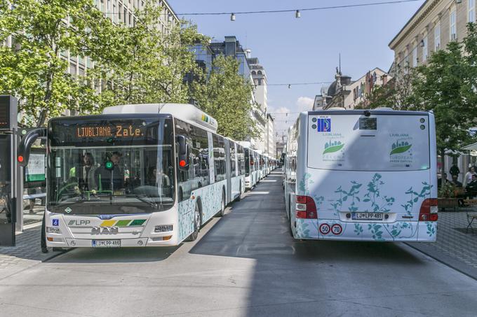 Z nakupom avtobusov se je zmogljivost Ljubljanskega potniškega prometa v jutranjih konicah povečala, kar je še posebej pomembno za najbolj obremenjene linije, na katerih bodo ti avtobusi večinoma tudi vozili, pravijo na ljubljanski občini.  | Foto: Bojan Puhek