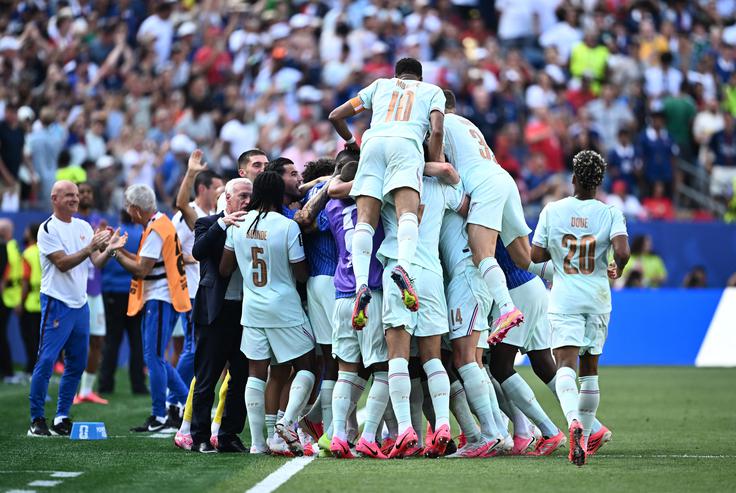 Veselje Francozov po zadetku Ousmaneja Dembeleja za 2:0. | Foto: Reuters