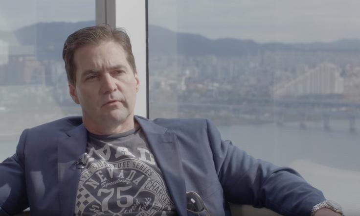 Craig Wright je trenutno vpleten v sodni boj z Iro Kleinman, vdovo njegovega nekdanjega partnerja Dava Kleinmana, s katerim sta skupaj razvijala programsko kodo za bitcoin. Kleinmanova od Wrighta zahteva polovico od približno 1,1 milijona bitcoinov, ki naj bi pripadala njenemu pokojnemu možu. Gre za bitcoine, katerih lastnik naj bi bil Satoshi Nakamoto, oče bitcoina. Wright trdi, da je prav on Nakamoto, torej bi morali bitcoini pripadati njemu, a do zdaj še ni pokazal dokaza, da to drži.  | Foto: YouTube