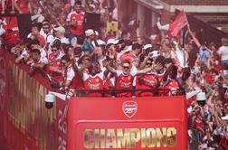 Šampionska parada za Arsenal, a z napako #video