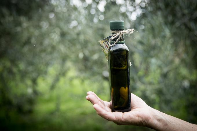 Oljčno olje v steklenički pričaka njune goste in tudi zaradi takih pozornosti imata več takšnih, ki se vračajo vsako leto. | Foto: Ana Kovač