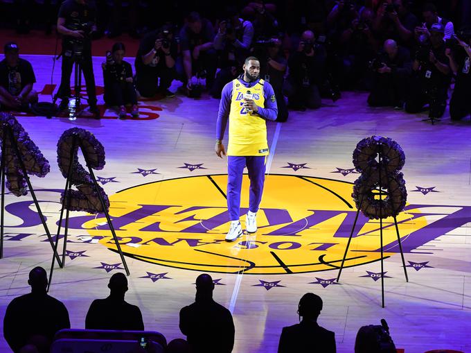 Košarkarji Los Angeles Lakers so prvič po smrti Kobeja Bryanta zaigrali v domači dvorani. Pred tekmo so se na slovesnosti spomnili vseh žrtev tragične nesreče, na tej se je košarkarski legendi z govorom poklonil LeBron James. | Foto: Reuters