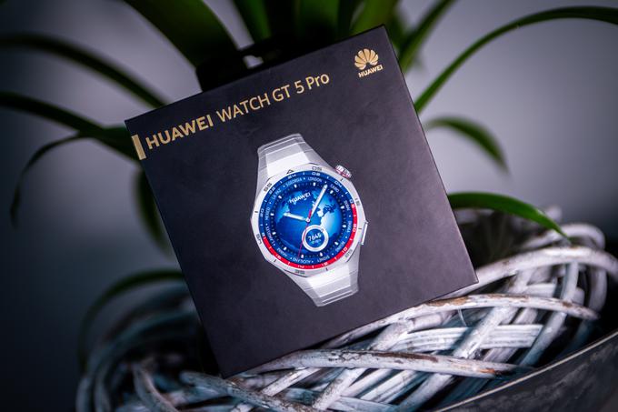 Preizkusili smo večjo (46-milimetrsko) in oblikovno premijsko (s titanovim paščkom) različico pametne ure Huawei Watch GT 5 Pro. | Foto: Gaja Hanuna