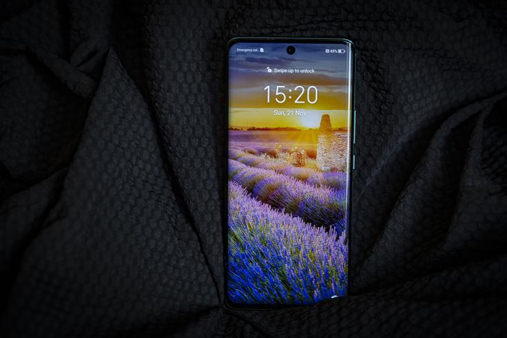 Pod zaslonom premera 16,7 centimetra (6,57 palca) je skrit čitalnik prstnih odtisov, ki svoje delo opravlja hitro in z odliko.  | Foto: Ana Kovač