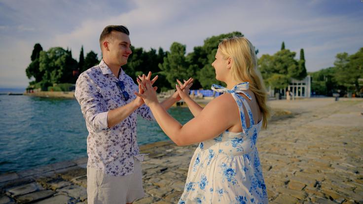 "To je najpogostejše vprašanje, ki mi ga ljudje zastavijo (smeh, op. a.). Ta skrivnostna svetlolaska je pravzaprav moja partnerka Maja," o dekletu, ki ga spremlja v spotu pove Lebič. | Foto: Rok Kompare