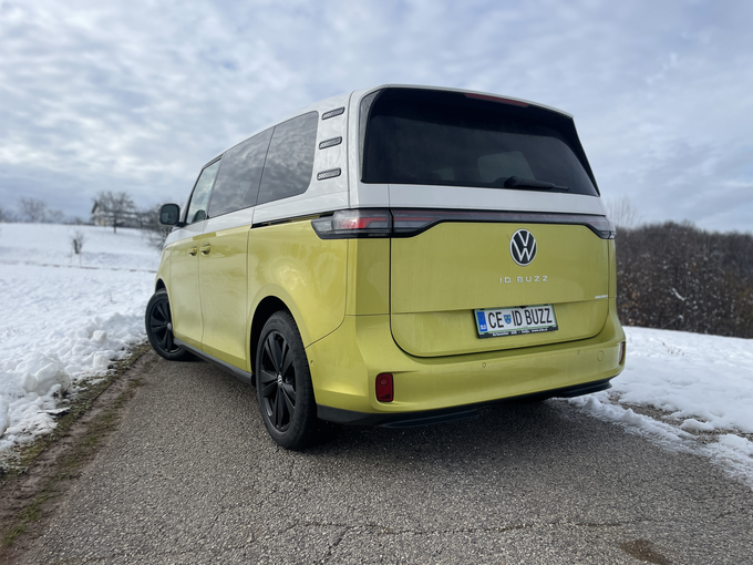 Volkswagen ID.buzz je dolg 4,7 metra, medosna razdalja meri 2,9 metra, širok pa je skoraj dva metra (1,98 m). 
 | Foto: Gregor Pavšič