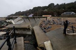 Neurje v Angliji zahtevalo smrtno žrtev, v Franciji izpadi oskrbe z elektriko