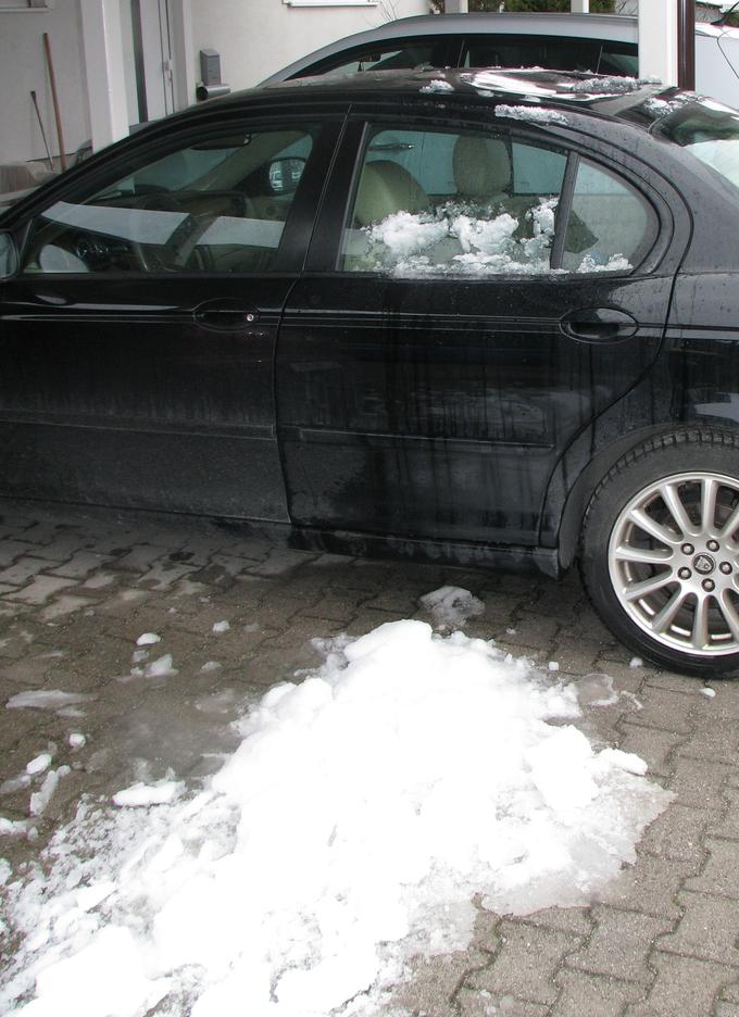 Padli sneg s strehe je poškodoval avtomobil. | Foto: Aleš Črnivec