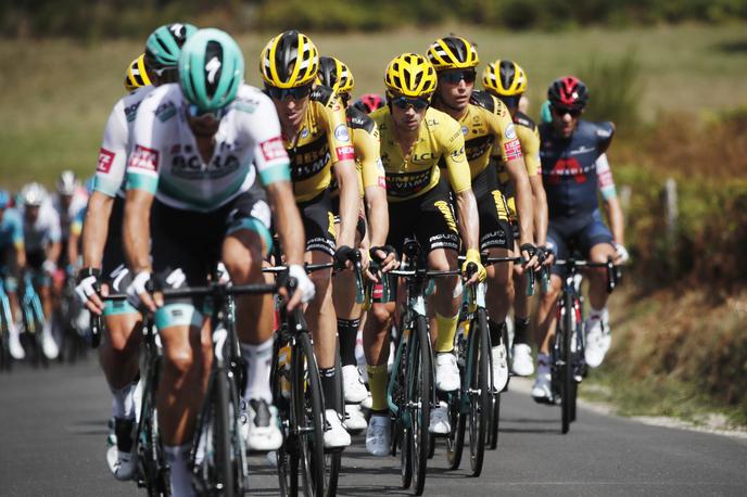 Primož Roglič - tdf20 | Takole so na rumenega Primoža Rogliča na najdaljši etapi letošnjega Toura pazili njegovi kolegi iz moštva Jumbo-Visma. | Foto Reuters