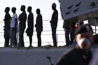 Vedno več prebežnikov: italijanska mornarica rešila še 800 migrantov