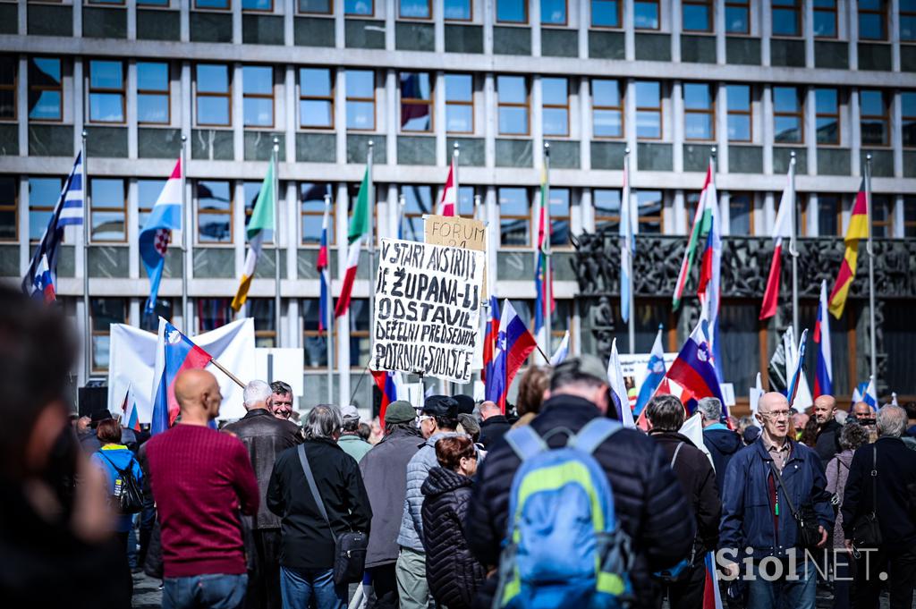 Protestni shod pred DZ-jem