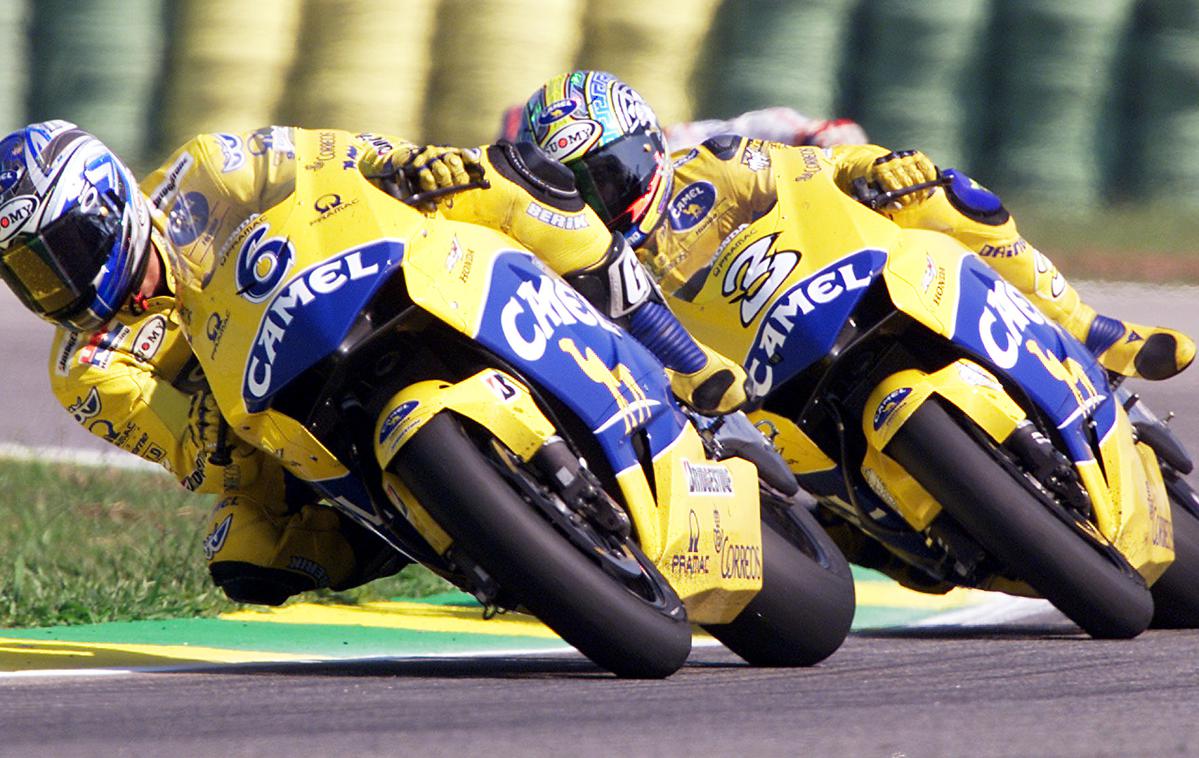 Makoto Tamada in Max Biaggi - Rio de Janeiro 2004 | Zadnjo dirko moto GP v Riu de Janeiru leta 2004 sta na vrhu končala dirkača Honde, Japonec Makoto Tamada in Italijan Max Biaggi. | Foto Reuters