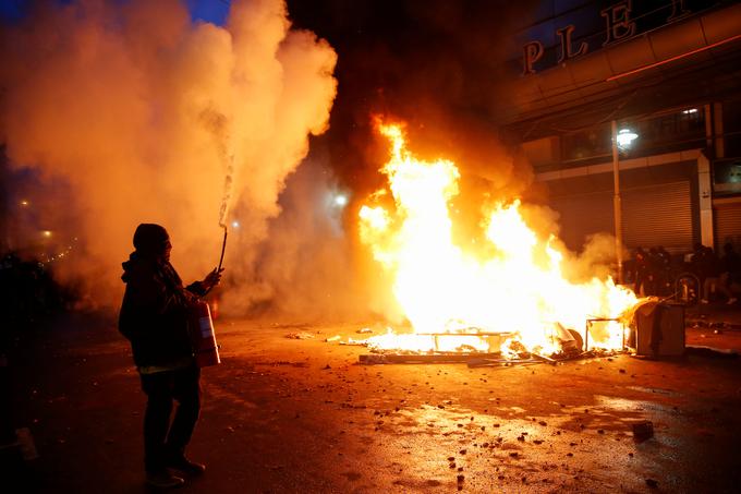 Izgredi so izbruhnili prejšnji petek, spremljajo pa jih spopadi protestnikov s policisti ter ropanje in požiganje trgovin, lokalov, avtobusov in avtomobilov. | Foto: Reuters